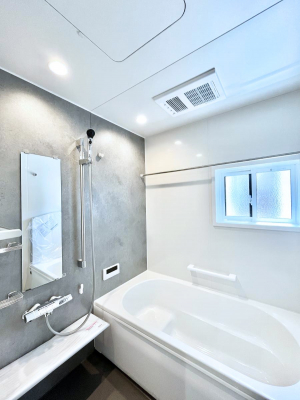 �����@�����`Bath Room�`�@�������������͋C�̗����Ŗ����Ɍ����ă��t���b�V���B���������@�\���t���Ă���̂ŗׂ̐���@�u����Ő􂢏オ�������󕨂��A�J�̓����V�C���C�ɂ������������邱�Ƃ��\�ł��B