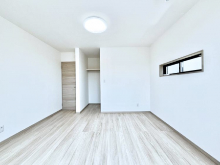 �Q���@�����`Bed Room�`  �S�����ɂ͎��[�N���[�[�b�g�������I���i�g���̂��m���⏬���͂������A�G�ߕ��̂��m���Ȃǂ���������Ɛ������ڂ����܂������܂��B  ������Ԃ��L���g�p�ł��܂��ˁB