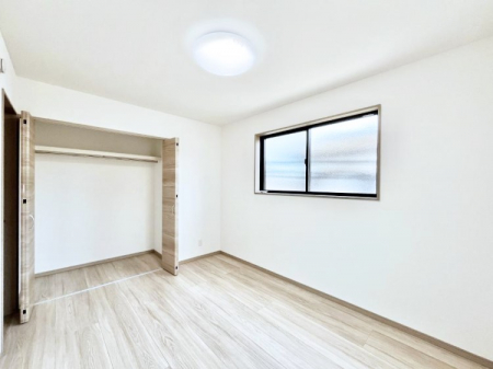 �q�������@�����`Bed Room�`�@�q�������͂��q�l�ɂƂ��đ�Ϗd�Ȗ���������܂��B�q����l�ŉ߂�����Ԃ�^���邱�ƂŁA�h���׋����Ԃ����R�Ƒ����܂����畔���̕Еt����|���Ȃǂ��������ƂɌq����܂��B