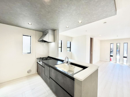 �L�b�`���@���������Ȃ���ł����Ƒ��Ƃ̉�b���y���߂�ΖʃL�b�`��