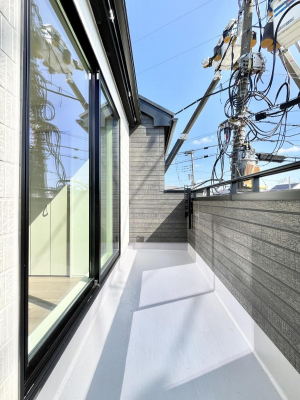 �o���R�j�[�@�����`Balcony�`�@������̃o���R�j�[�̑O�ɂ͉_�ȊO�ɑ��z���Ղ���̂�����܂���B�����󕨂������₷���A����薾�邭�C�����̂������������Ă��܂��B�g���₷���J���I�ȃo���R�j�[�ł���