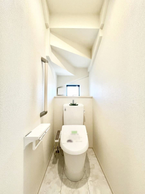 �g�C���@�����`Toilet�`�@�Y��E�X�b�L���E���K�ȃE�H�V�����b�g�t�g�C���ł��낰���Ԃł��B1�A2�K���Ƀg�C���X�y�[�X�I�̌������薾�邭�A���K��ԂƂȂ��Ă���܂��������g���ꏊ�����炱���̔z���ł��I