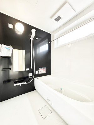 �����@������No.2���`Bath Room�`�@���t���̃o�X���[���́A�̌������薾�邭�C�����̗ǂ���Ԃł��B�������邱�ƂŁA���C�����ǍD�B������芰����o�X���[���ŁA�����̃o�X�^�C�����y���݂ɂȂ肻���ł��B