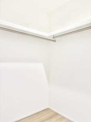 ���̑��@�����`Walk-in Closet�`�@�K�v�Ȃ��̂�R�[�f�B�l�[�g���ꗗ���Ċm�F�ł��A�g�x�x�⏀�����Z���ԂōςރE�H�[�N�C���N���[�[�b�g��ݒu���܂����B�Ƃ̒�����������Ƃ�����֗��Ȏ��[�X�y�[�X�ł��B