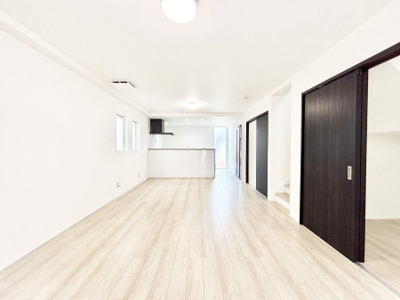 ���r���O�@������No.2���`Living�`  �L���ȗz�������̏ꏊ���Ƃ炵�����B  �����邱�̋�Ԃ݂͂�Ȃ̏Ί炪�W���ꏊ�A����Y��A���邱�Ƃ̂Ȃ����킢���Ȃ���b���y���ގ��ԁA��������̎v�����Ԃ���ꏊ�B