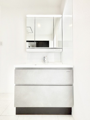 ���ʑ�E���ʏ��@������No.2���`Dressing Room�`�@�\���ȑ傫���̐��ʑ�͎��[�����鎖�Ȃ���A�g�����Ȃ݃`�F�b�N�⎕�����ȂǁA���̍Q�����������Ԃł��z�e�����C�N�ȃX�y�[�X�ŗ]�T�Ƃ�Ƃ�������Ē����܂��B