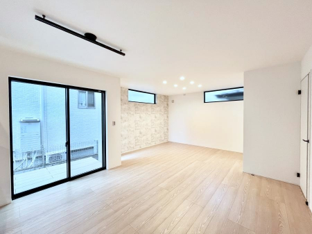 ���r���O�@�傫�ȑ����炽���Ղ�̗z���ƕ����������郊�r���O