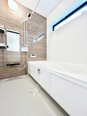 �����@�������R�������`Bath Room�`�@����L�΂��ē������邱�Ƃ��\�I����̔�������M�d�ȃo�X�^�C���ł��B���q�l�Ƃ��ꏏ�ł��\���ȍL���Ȃ̂ŁA���r���O�Ƃ͈�����Ƒ��c�R�̂ЂƎ������y���݂��������܂��B