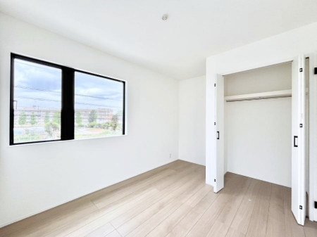 �Q���@�������R�������`Bed Room�`  �S�����ɂ͎��[�N���[�[�b�g�������I���i�g���̂��m���⏬���͂������A�G�ߕ��̂��m���Ȃǂ���������Ɛ������ڂ����܂������܂��B  ������Ԃ��L���g�p�ł��܂��ˁB