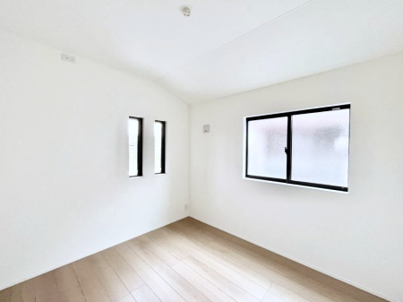 �q�������@�������R�������`Bed Room�`�@�q�������͂��q�l�ɂƂ��đ�Ϗd�Ȗ���������܂��B�q����l�ŉ߂�����Ԃ�^���邱�ƂŁA�h���׋����Ԃ����R�Ƒ����܂����畔���̕Еt����|���Ȃǂ��������ƂɌq����܂��B