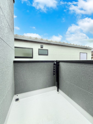 �o���R�j�[�@�������R�������`Balcony�`  �傫�ȋ�Ɉ͂܂ꂽ�C�����̂����ƁB  �o���R�j�[��`�������ň��|�I�ȊJ�����ɕ�܂�܂��B�o���R�j�[�͗z���������݂��z�c����󕨂��C�����悭�������Ƃ��ł��܂��B