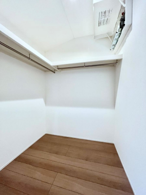 ���̑��@�������R�������`Walk-in Closet�`�@��������̗m���������Ă��V���ɂȂ�ɂ����E�H�[�N�C���N���[�[�b�g�B�m���ȊO�ɂ��A���i�g��Ȃ��Ɠd��X�[�c�P�[�X�A�X�g�b�N�i�Ȃǉ��ł��Еt����������Ԃł��B