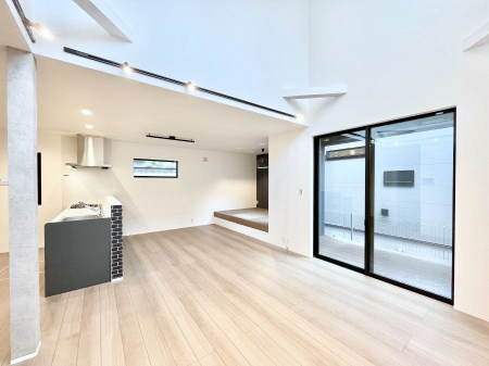 ���r���O�@�������R�������`Living�`�@�O���̗��Ȃ��V���v���ł�������LDK�B�傫�ȑ�������������������ނ̂Ŏ��������邭�A�Ƒ��̌e���̏�Ƃ��ăs�b�^���ł��B�J�����Ɠ�������̗ǂ��𐥔񂲗����������I