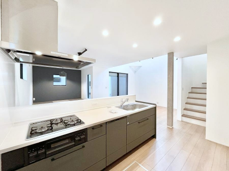 �L�b�`���@�������R�������`Kitchen�`�@��b���e�ރ��r���O�A�������������Ȃ�L�b�`���B�Ƃ́A�������������ł͂Ȃ��A��炵��������A���K�ɂ���ꏊ�B�Ί�̖����A���炬�̓��X�̂��߂ɁA�ŐV�̐ݔ��E�d�l���̗p�B