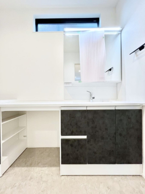 ���ʑ�E���ʏ��@�������R�������`Dressing Room�`�@�\���ȑ傫���̐��ʑ�͎��[�����鎖�Ȃ���A�g�����Ȃ݃`�F�b�N�⎕�����ȂǁA���̍Q�����������Ԃł��z�e�����C�N�ȃX�y�[�X�ŗ]�T�Ƃ�Ƃ�������Ē����܂��B