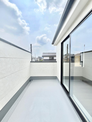 �o���R�j�[�@�����`Balcony�`�@�傫�ȋ�Ɉ͂܂ꂽ�C�����̂����ƁB�o���R�j�[��`�������ň��|�I�ȊJ�����ɕ�܂�܂��B�o���R�j�[�͗z���������݂��z�c����󕨂��C�����悭�������Ƃ��ł��܂��B