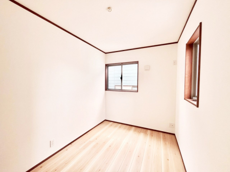 �q�������@�����`Bed Room�`�@�q�������͂��q�l�ɂƂ��đ�Ϗd�Ȗ���������܂��B�q����l�ŉ߂�����Ԃ�^���邱�ƂŁA�h���׋����Ԃ����R�Ƒ����܂����畔���̕Еt����|���Ȃǂ��������ƂɌq����܂��B