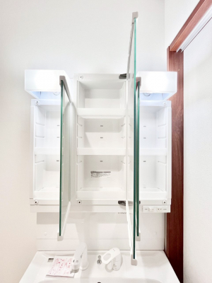 ���̑����ρ@�O�ʋ��̗��ɁA���ϕi��q���p�i�Ȃǂ����[�\�B���ʑ����������ƕۂ��܂��I