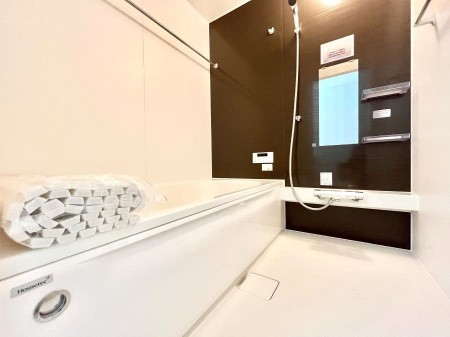 �����@�����`Bath Room�`�@�������Ƒ���L�΂��ē������邱�Ƃ��\�I����̔�������M�d�ȃo�X�^�C���ł��B���q�l�Ƃ��ꏏ�ł��\���ȍL���Ȃ̂ŁA���r���O�Ƃ͈�����Ƒ��c�R�̂ЂƎ������y���݂��������܂��B
