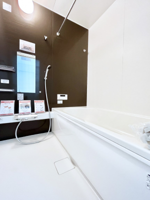 �����@�����`Bath Room�`�@�������������͋C�̗����Ŗ����Ɍ����ă��t���b�V���B���������@�\���t���Ă���̂ŗׂ̐���@�u����Ő􂢏オ�������󕨂��A�J�̓����V�C���C�ɂ������������邱�Ƃ��\�ł��B
