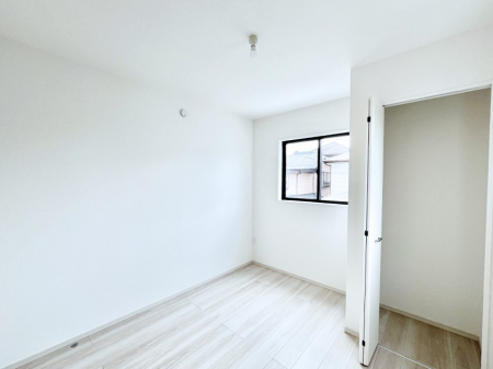 �q�������@�����`Bed Room�`�@�q�������͂��q�l�ɂƂ��đ�Ϗd�Ȗ���������܂��B�q����l�ŉ߂�����Ԃ�^���邱�ƂŁA�h���׋����Ԃ����R�Ƒ����܂����畔���̕Еt����|���Ȃǂ��������ƂɌq����܂��B