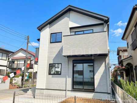 ���n�O�ώʐ^�@�O�ρ`Exterior�`  �ՐÂȏZ��n�Ŏq��ĉƑ��Ƀs�b�^���B  �����̂��U�������K�ȗ΂Ɍb�܂ꂽ�G���A�ŁA���R�ɕ�܂ꂽ���₩�ȕ�炵���������邽�߂́A��Ƃ肠��Z���������Ă��܂��B
