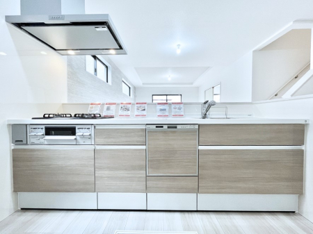 �L�b�`���@�����`Kitchen�`�@��b���e�ރ��r���O�A�������������Ȃ�L�b�`���B�Ƃ́A�������������ł͂Ȃ��A��炵��������A���K�ɂ���ꏊ�B�Ί�̖����A���炬�̓��X�̂��߂ɁA�ŐV�̐ݔ��E�d�l���̗p�B