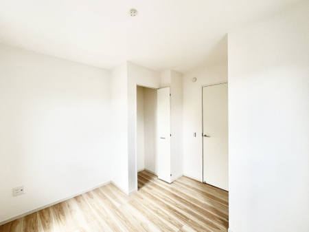 �q�������@�����`Bed Room�`�@�q�������͂��q�l�ɂƂ��đ�Ϗd�Ȗ���������܂��B�q����l�ŉ߂�����Ԃ�^���邱�ƂŁA�h���׋����Ԃ����R�Ƒ����܂����畔���̕Еt����|���Ȃǂ��������ƂɌq����܂��B