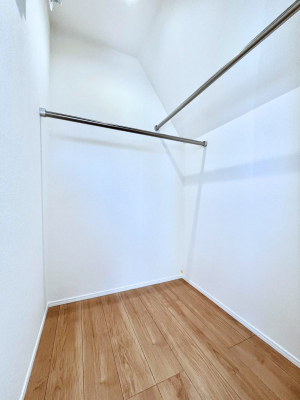 ���̑��@�����`Walk-in Closet�`�@�K�v�Ȃ��̂�R�[�f�B�l�[�g���ꗗ���Ċm�F�ł��A�g�x�x�⏀�����Z���ԂōςރE�H�[�N�C���N���[�[�b�g��ݒu���܂����B�Ƃ̒�����������Ƃ�����֗��Ȏ��[�X�y�[�X�ł��B