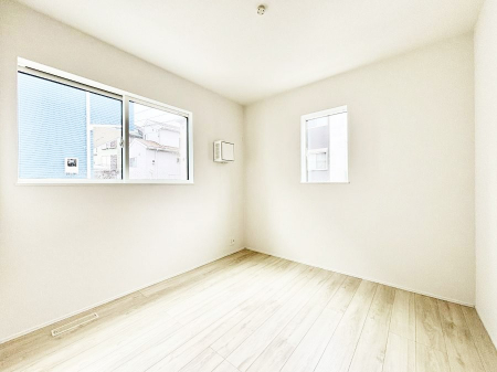 �q�������@�����`Bed Room�`�@�q�������͂��q�l�ɂƂ��đ�Ϗd�Ȗ���������܂��B�q����l�ŉ߂�����Ԃ�^���邱�ƂŁA�h���׋����Ԃ����R�Ƒ����܂����畔���̕Еt����|���Ȃǂ��������ƂɌq����܂��B