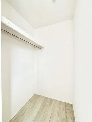 ���[�@�����`Walk-in Closet�`�@�K�v�Ȃ��̂�R�[�f�B�l�[�g���ꗗ���Ċm�F�ł��A�g�x�x�⏀�����Z���ԂōςރE�H�[�N�C���N���[�[�b�g��ݒu���܂����B�Ƃ̒�����������Ƃ�����֗��Ȏ��[�X�y�[�X�ł��B