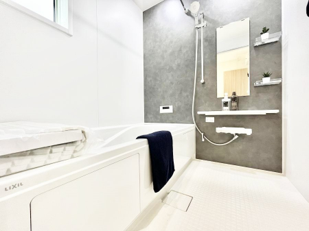 �����@������2-1�������`Bath Room�`�@���t���̃o�X���[���́A�̌������薾�邭�C�����̗ǂ���Ԃł��B�������邱�ƂŁA���C�����ǍD�B������芰����o�X���[���ŁA�����̃o�X�^�C�����y���݂ɂȂ肻���ł��B