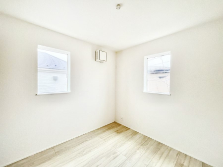 �q�������@������2-1�������`Bed Room�`�@�q�������͂��q�l�ɂƂ��đ�Ϗd�Ȗ���������܂��B�q����l�ŉ߂�����Ԃ�^���邱�ƂŁA�h���׋����Ԃ����R�Ƒ����܂����畔���̕Еt����|���Ȃǂ��������ƂɌq����܂��B
