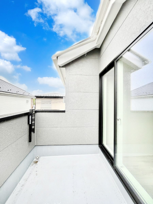 �o���R�j�[�@������2-1�������`Balcony�`�@�傫�ȋ�Ɉ͂܂ꂽ�C�����̂����ƁB�o���R�j�[��`�������ň��|�I�ȊJ�����ɕ�܂�܂��B�o���R�j�[�͗z���������݂��z�c����󕨂��C�����悭�������Ƃ��ł��܂��B