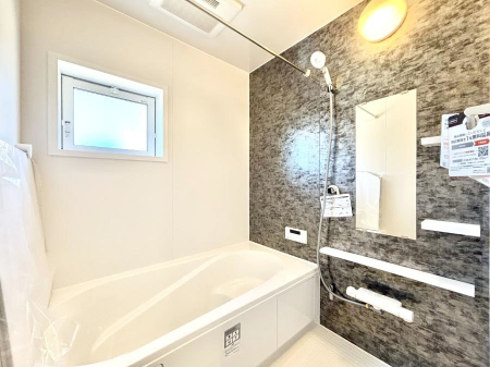 �����@�������R�������`Bath Room�`�@����L�΂��ē������邱�Ƃ��\�I����̔�������M�d�ȃo�X�^�C���ł��B���q�l�Ƃ��ꏏ�ł��\���ȍL���Ȃ̂ŁA���r���O�Ƃ͈�����Ƒ��c�R�̂ЂƎ������y���݂��������܂��B
