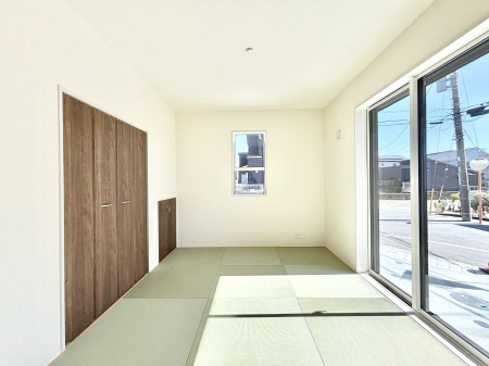 ���̑����ρ@�������R�������`Japanese Room�`�@LDK�אڂ̘a���́A�A�C���������Ȃǉ��l�̉Ǝ��X�y�[�X�Ƃ��āA�܂������Ȃ��q�l�̂��邲�ƒ�ł͂����Q�₨�ނւ��̏�Ƃ��Ă����p���������܂��B
