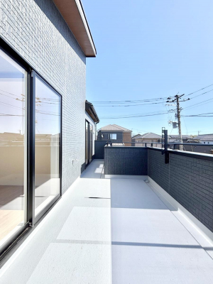 �o���R�j�[�@�������R�������`Balcony�`�@������̃o���R�j�[�̑O�ɂ͉_�ȊO�ɑ��z���Ղ���̂�����܂���B�����󕨂������₷���A����薾�邭�C�����̂������������Ă��܂��B�g���₷���J���I�ȃo���R�j�[�ł���