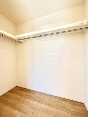 ���̑��@�������R�������`Walk-in Closet�`�@��������̗m���������Ă��V���ɂȂ�ɂ����E�H�[�N�C���N���[�[�b�g�B�m���ȊO�ɂ��A���i�g��Ȃ��Ɠd��X�[�c�P�[�X�A�X�g�b�N�i�Ȃǉ��ł��Еt����������Ԃł��B