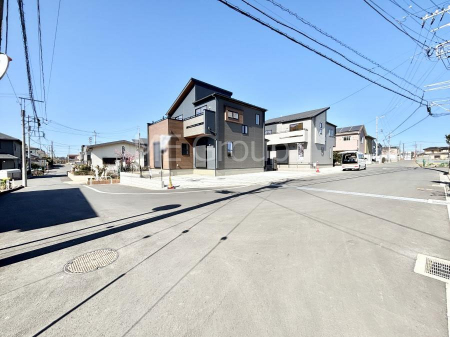 ���n�O�ώʐ^�@�O�ρ��R�������`Exterior�`�@�O�ʓ��H�F��6.5m�����A��5.83m�����@�Z��n�ɂȂ��Ă���̂Ŏԗʂ����Ȃ��A�Â��ȗ��n�ł��B�q��Ċ����ǍD�ł������ӊ������킹�Ă��ē������Ē����܂��B