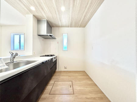 �L�b�`���@�������R�������`Kitchen�`�@���R�������鑋�̂���L�b�`���������g���ꏊ�����炱���A�g��������l�����܂����B�������Ƃ����L�b�`���R�[�i�[�͎����L���Ȏd�オ��ƂȂ��Ă���܂��B