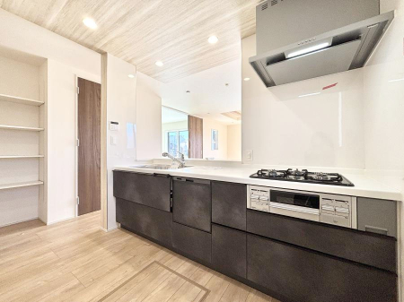 �L�b�`���@�������R�������`Kitchen�`�@��b���e�ރ��r���O�A�������������Ȃ�L�b�`���B�Ƃ́A�������������ł͂Ȃ��A��炵��������A���K�ɂ���ꏊ�B�Ί�̖����A���炬�̓��X�̂��߂ɁA�ŐV�̐ݔ��E�d�l���̗p�B