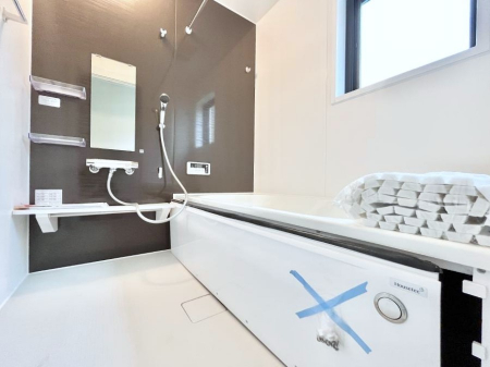 �����@�����`Bath Room�`�@�������������͋C�̗����Ŗ����Ɍ����ă��t���b�V���B���������@�\���t���Ă���̂ŗׂ̐���@�u����Ő􂢏オ�������󕨂��A�J�̓����V�C���C�ɂ������������邱�Ƃ��\�ł��B