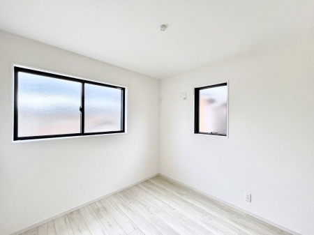 �q�������@�����`Bed Room�`�@�q�������͂��q�l�ɂƂ��đ�Ϗd�Ȗ���������܂��B�q����l�ŉ߂�����Ԃ�^���邱�ƂŁA�h���׋����Ԃ����R�Ƒ����܂����畔���̕Еt����|���Ȃǂ��������ƂɌq����܂��B