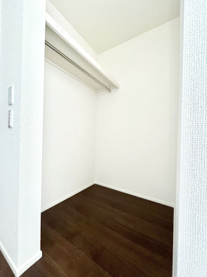 ���̑��@�������P�������`Walk-in Closet�`�@��������̗m���������Ă��V���ɂȂ�ɂ����E�H�[�N�C���N���[�[�b�g�B�m���ȊO�ɂ��A���i�g��Ȃ��Ɠd��X�[�c�P�[�X�A�X�g�b�N�i�Ȃǉ��ł��Еt����������Ԃł��B