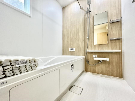 �����@������2-1�������`Bath Room�`�@���t���̃o�X���[���́A�̌������薾�邭�C�����̗ǂ���Ԃł��B�������邱�ƂŁA���C�����ǍD�B������芰����o�X���[���ŁA�����̃o�X�^�C�����y���݂ɂȂ肻���ł��B