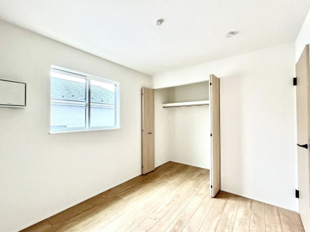 �Q���@������2-1�������`Bed Room�`  �S�����ɂ͎��[�N���[�[�b�g�������I���i�g���̂��m���⏬���͂������A�G�ߕ��̂��m���Ȃǂ���������Ɛ������ڂ����܂������܂��B  ������Ԃ��L���g�p�ł��܂��ˁB