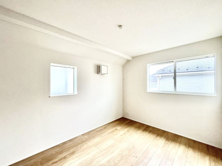 �q�������@������2-1�������`Bed Room�`�@�q�������͂��q�l�ɂƂ��đ�Ϗd�Ȗ���������܂��B�q����l�ŉ߂�����Ԃ�^���邱�ƂŁA�h���׋����Ԃ����R�Ƒ����܂����畔���̕Еt����|���Ȃǂ��������ƂɌq����܂��B