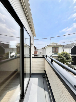 �o���R�j�[�@�����`Balcony�`�@������̃o���R�j�[�̑O�ɂ͉_�ȊO�ɑ��z���Ղ���̂�����܂���B�����󕨂������₷���A����薾�邭�C�����̂������������Ă��܂��B�g���₷���J���I�ȃo���R�j�[�ł���