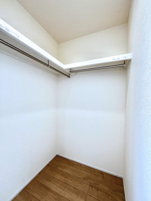 ���̑��@�����`Walk-in Closet�`�@�K�v�Ȃ��̂�R�[�f�B�l�[�g���ꗗ���Ċm�F�ł��A�g�x�x�⏀�����Z���ԂōςރE�H�[�N�C���N���[�[�b�g��ݒu���܂����B�Ƃ̒�����������Ƃ�����֗��Ȏ��[�X�y�[�X�ł��B