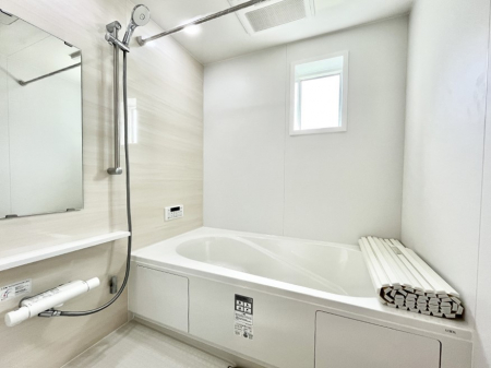 �����@�����`Bath Room�`�@����L�΂��ē������邱�Ƃ��\�I����̔�������M�d�ȃo�X�^�C���ł��B���q�l�Ƃ��ꏏ�ł��\���ȍL���Ȃ̂ŁA���r���O�Ƃ͈�����Ƒ��c�R�̂ЂƎ������y���݂��������܂��B
